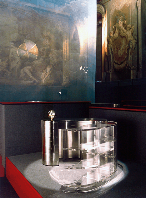 The present model desk with integrated bookcase on display at the Museo della Scienza e della Tecnica, Milan, 1982. Photo: Archivio Gabriella Crespi